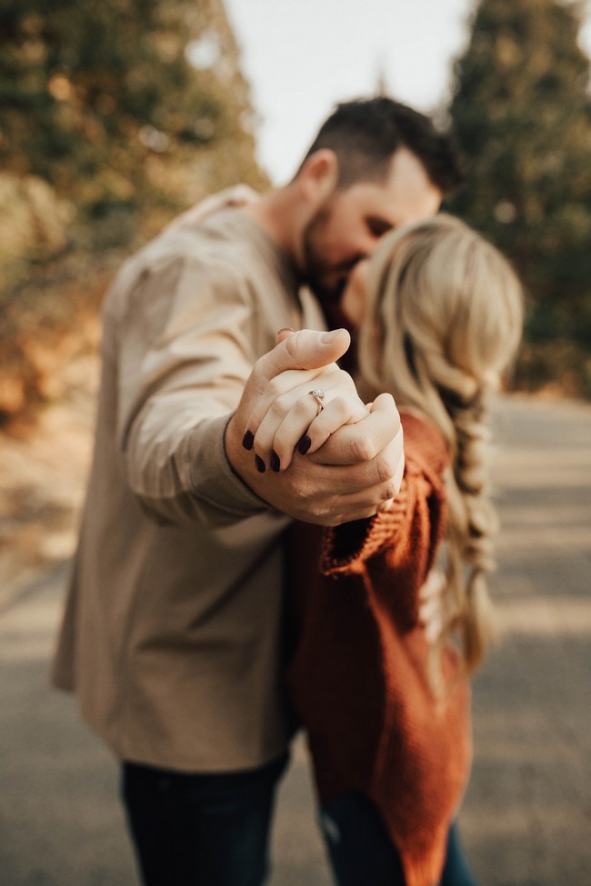 Fall Engagement Photo Ideas #engagement #photos #fall #autumn #engagementphotos