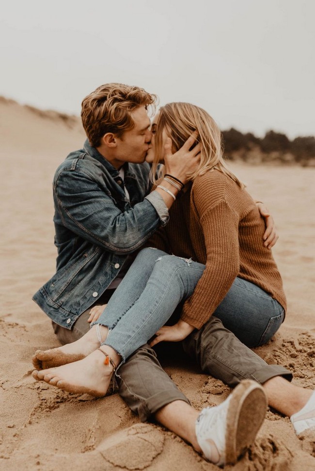 Fall Engagement Photo Ideas #engagement #photos #fall #autumn #engagementphotos