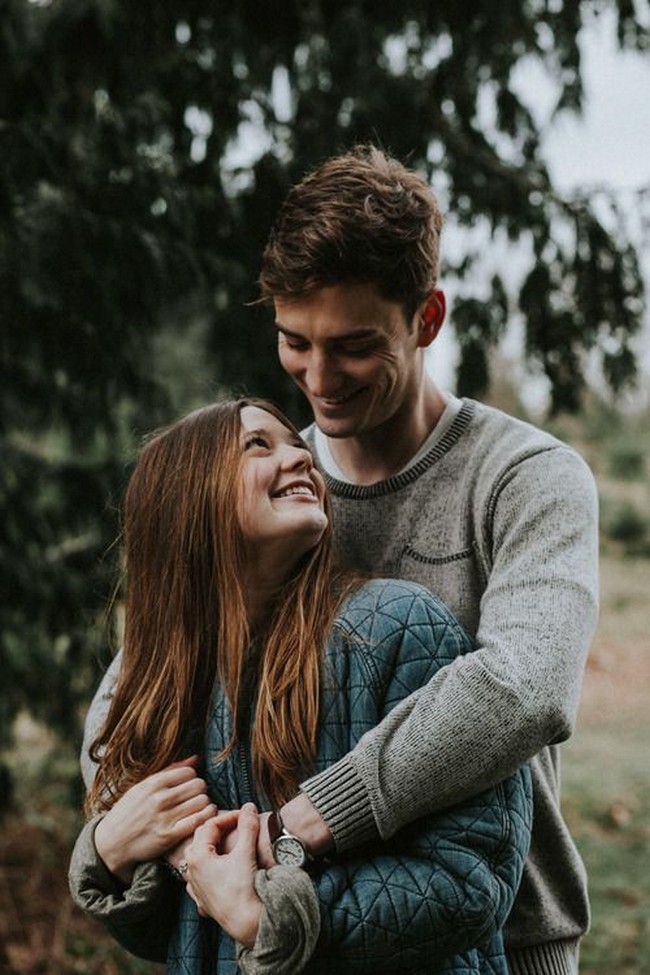 Fall Engagement Photo Ideas #engagement #photos #fall #autumn #engagementphotos