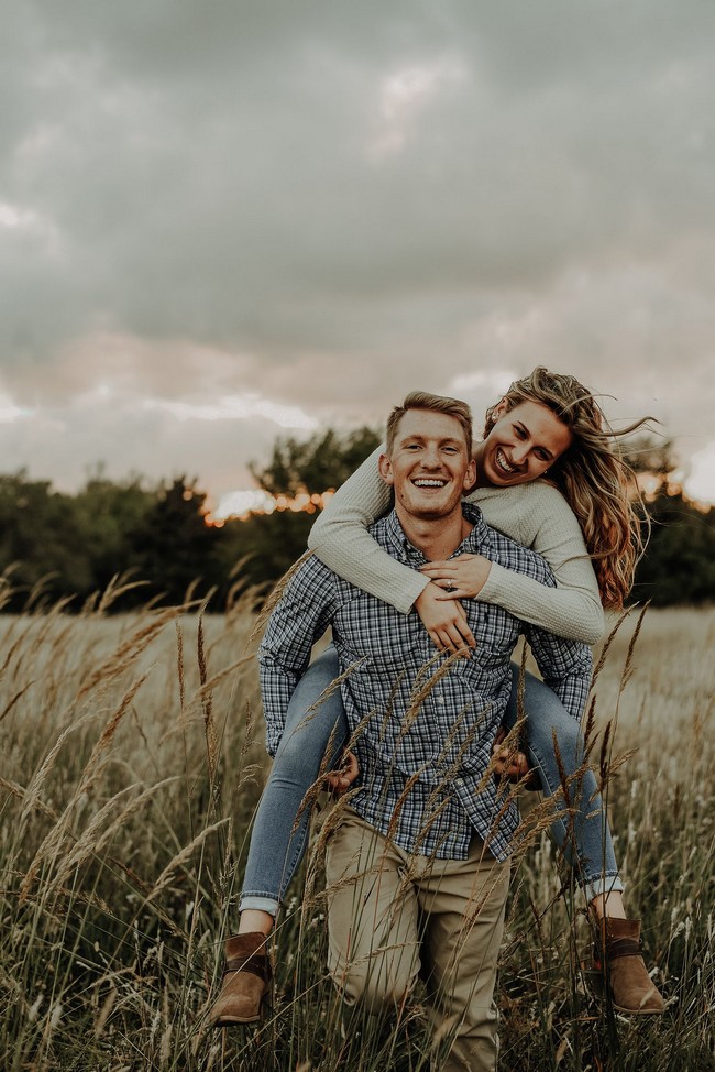 Fall Engagement Photo Ideas #engagement #photos #fall #autumn #engagementphotos