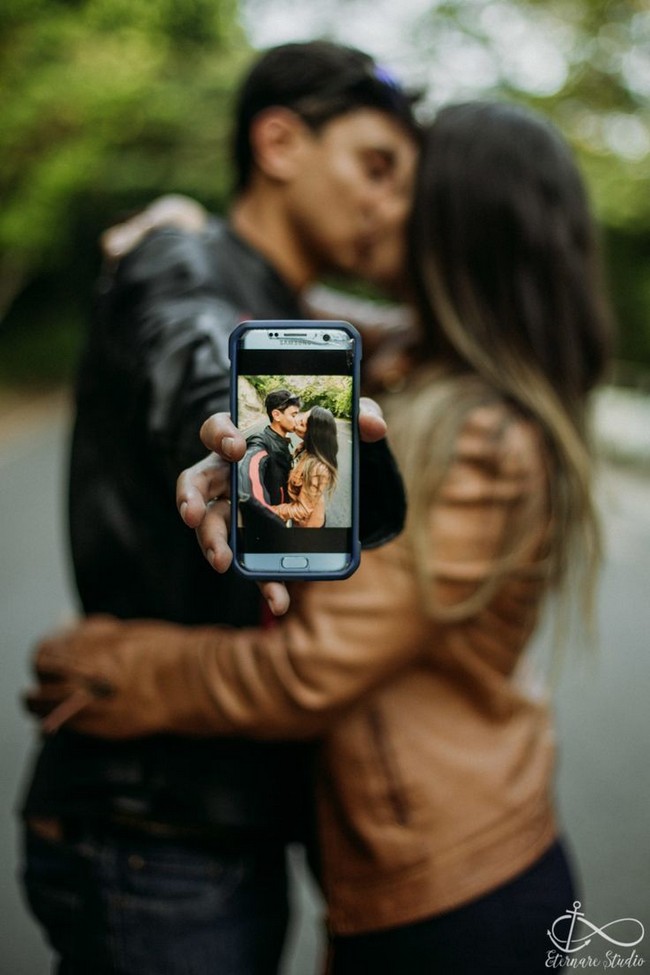 Fall Engagement Photo Ideas #engagement #photos #fall #autumn #engagementphotos