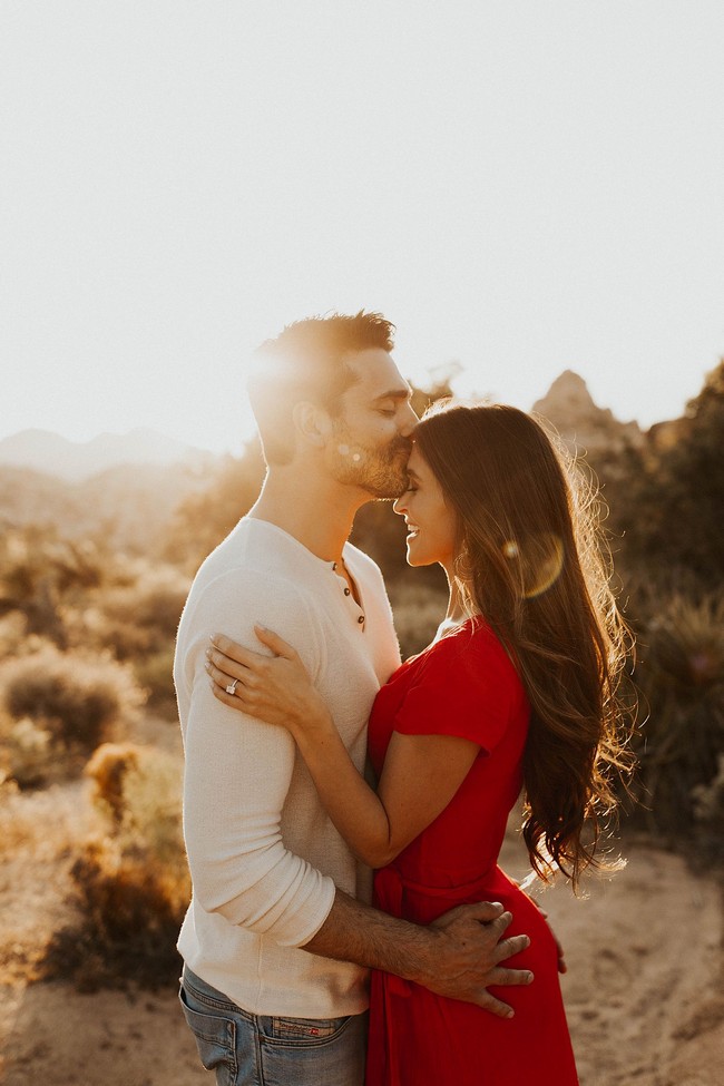 Fall Engagement Photo Ideas #engagement #photos #fall #autumn #engagementphotos