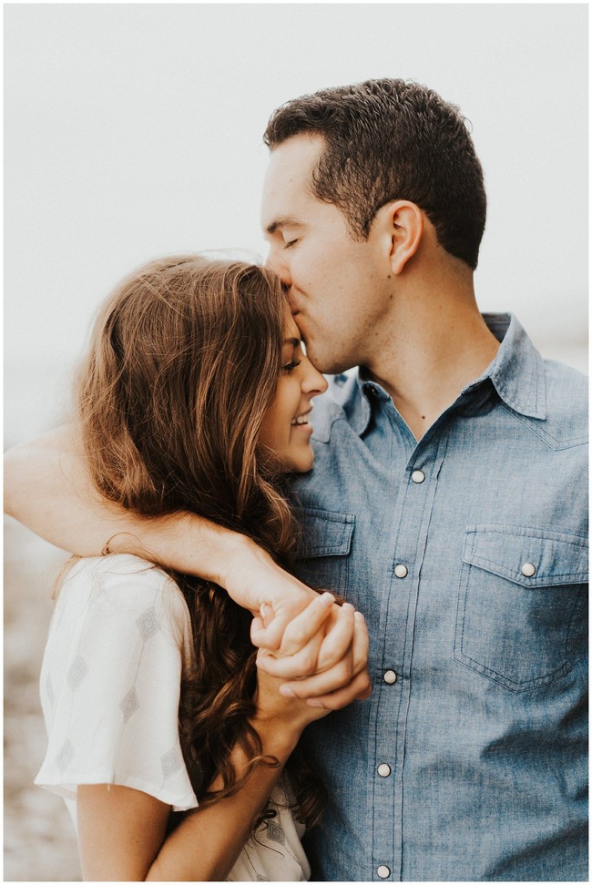 Fall Engagement Photo Ideas #engagement #photos #fall #autumn #engagementphotos