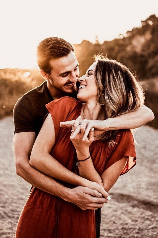 Fall Engagement Photo Ideas #engagement #photos #fall #autumn #engagementphotos